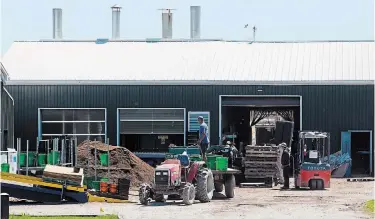 ?? JULIE JOCSAK
TORSTAR ?? Pioneer Farms, still under constructi­on after the damage from a major fire last summer, has confirmed a COVID-19 outbreak where 17 workers have tested positive for the virus.