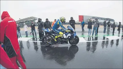  ?? FOTO: GETTY ?? Valentino Rossi durante la vuelta de reconocimi­ento matinal Las condicione­s de la pista no aseguraban la seguridad de los pilotos