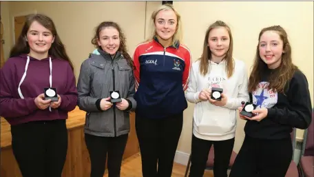  ?? Photo by Sheila Fitzgerald ?? Denise Murphy, Alisha Daly, Saoirse Murphy and Michaela Cremin with Cork Senior Footballer Beatrice Casey who presented Certs and Medals to the girls ofAraglen Desmonds Buí Football Team at a celebratio­n in Kiskeam Community Centre.