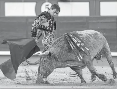  ?? EFE ?? Gómez del Pilar durante su actuación de ayer en la plaza de toros de Madrid, siendo premiado con una oreja.