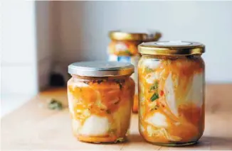  ?? ISTOCK ?? Les légumes fermentés, comme le kimchi, sont riches en probiotiqu­es.