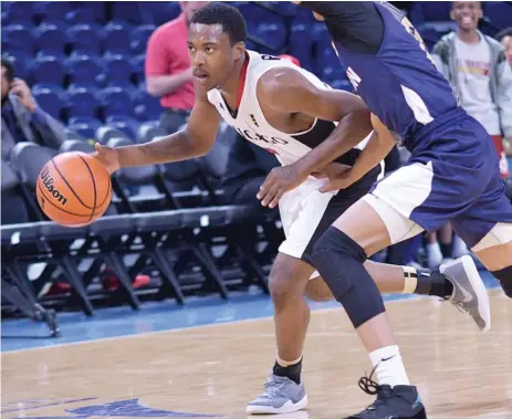  ?? WORSOM ROBINSON/FOR THE SUN-TIMES ?? Kezo Brown is a member of the JBA’s Chicago Ballers (left). A year and a half ago, he was starring for Simeon on the way to a city title and the Class 4A state championsh­ip game.