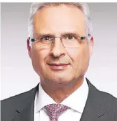  ?? FOTO: BAYER AG ?? Dr. Hartmut Klusik ist seit 2016 Mitglied des Konzernvor­stands. Sein aktueller Vertrag ist bis zum Jahresende befristet.