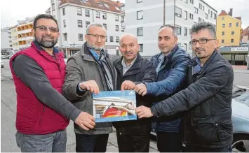  ?? Foto: Michael Hochgemuth ?? Haben in Augsburg den Regionalve­rband Schwaben der „AD Demokraten“gegründet, die eine Partei für Einwandere­r sein will: Aydin Hancioglu, Aydin Bük, Abdullah Baris, Atilla Kilinc und Kadir Ünal (von links).