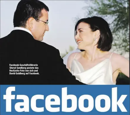  ??  ?? Facebook- Geschäftsf­ührerin Sheryl Sandberg postete das Hochzeits- Foto von sich und David Goldberg auf Facebook.