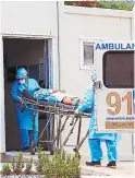  ?? FOTO: EL HERALDO ?? Momento del traslado de pacientes con covid al hospital móvil.