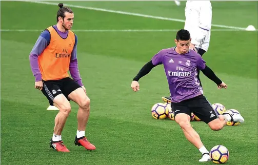  ?? AFP PHOTO ?? BAKAL DILEPAS?: Gareth Bale (kiri) dan James Rodriguez saat berlatih di Valdebebas. Keduanya diisukan masuk daftar jual Real Madrid.