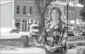  ?? Chicago Tribune/ERIN HOOLEY ?? Missy Towery, executive director of the Spoon River Partnershi­p for Economic Developmen­t, pauses in the main square of downtown Canton, Ill.