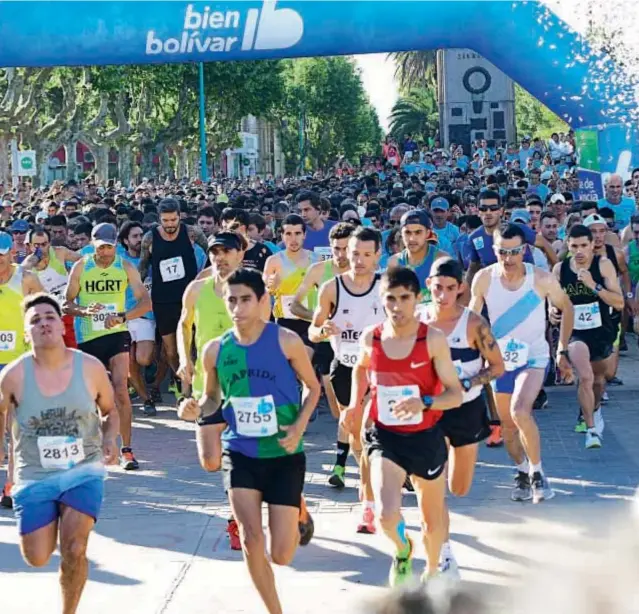  ??  ?? El conductor se infiltró su lesionada rodilla derecha y participó el sábado 3 en la vigésima Maratón Dino Hugo Tinelli, que lleva el nombre de su padre. Al llegar a la meta, Guillermin­a lo felicitó.