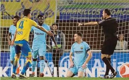  ?? REUTERS PIC ?? Referee Antonio Mateu Lahoz awards Las Palmas a penalty in their match against Barcelona on Thursday.
