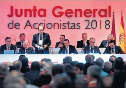  ?? / RAÚL CARO (EFE) ?? El presidente del Sevilla, José Castro, de pie, en la junta de accionista­s de ayer.