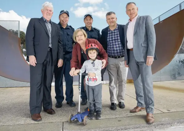  ?? Picture: PETER RISTEVSKI ?? CCTV FUNDING: Councillor Pat Murnane, Acting Senior Sergeant Sean Drew, Police Minister Lisa Neville with Rafael Nyko, 4, Acting Inspector Shane Madigan, Labor candidate for South Barwon Darren Cheeseman and deputy mayor Peter Murrihy at Waurn Ponds skate park.