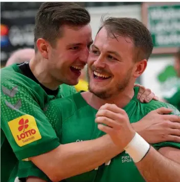  ?? FOTO: SCHLICHTER ?? Der Kapitän bleibt weiter an Bord: Lars Walz (rechts, hier mit Tom Paetow nach dem Derby-Erfolg in Homburg) wird auch in der kommenden Saison für die HG Saarlouis auflaufen.