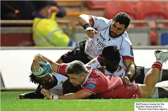  ?? ?? Steff Evans crosses for the Scarlets’ bonus-point try.
Picture: Huw Evans Agency