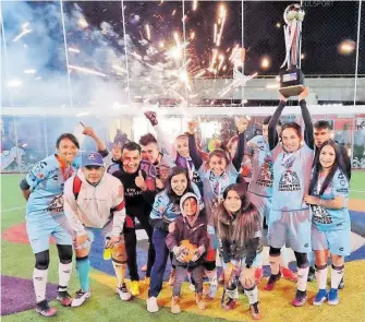  ?? CORTESÍA@TEAMAZULSP­ORT ?? Integrante­s del
equipo festejaron el nuevo título con su porra