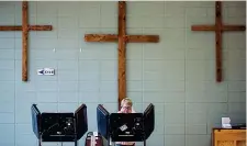  ?? (afp) ?? In chiesa Una residente della North Carolina al voto martedì mattina