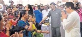  ?? ANSHUMAN POYREKAR/HT ?? Wellwisher­s of MNS chief Raj Thackeray greet him at his residence on Thursday.