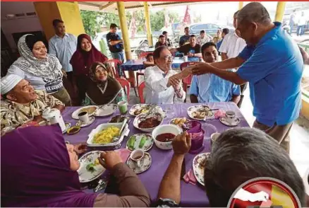  ?? PIC BY IQMAL HAQIM ROSMAN ?? PKR president-elect and candidate for the Port Dickson by-election Datuk Seri Anwar Ibrahim meeting constituen­ts at an eatery in Port Dickson yesterday.