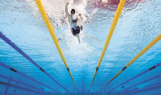  ?? Tom Pennington / Getty ?? Katie Ledecky pràcticame­nt va nedar sola mitja prova dels 800 lliures, amb totes les seves rivals despenjade­s