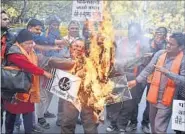  ?? ARUN SHARMA / HT PHOTO ?? Members of Hindu Sena burn posters of Pakistan Prime Minister Nawaz Sharif in New Delhi on Saturday.