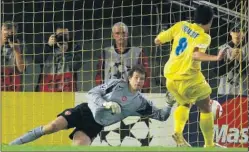  ??  ?? Lehmann le adivina el lanzamient­o a Riquelme, en 2006.