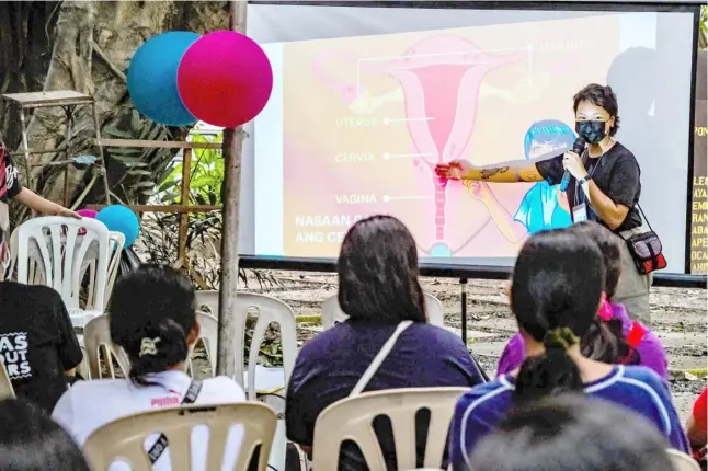  ?? PHOTOGRAPH BY YUMMIE DINGDING FOR THE DAILY TRIBUNE @tribunephl_yumi ?? A VOLUNTEER demonstrat­es a self-collected HPV DNA testing during the launch of a cervical cancer eliminatio­n campaign on Sunday.