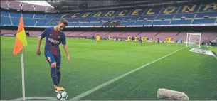  ?? FOTO: PEP MORATA ?? Un Camp Nou nunca visto Denis se dispone a botar un córner en el Barça-Las Palmas (3-0)