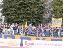  ?? SCHICCHI ?? Erano cinquecent­o i tifosi del Parma presenti ieri pomeriggio al campo di Budrio