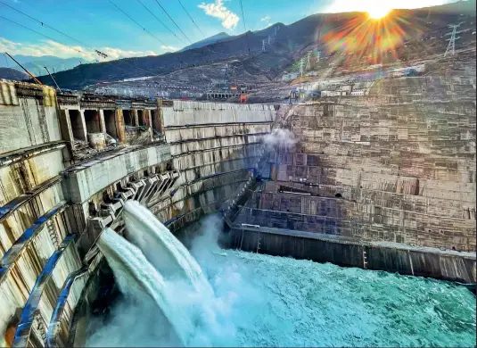  ??  ?? La central hidroeléct­rica de Baihetan en construcci­ón.