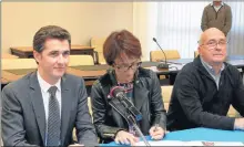  ??  ?? Vincent Terrail-Novès maire de Balma et Mme Boishardy présidente du comité UNICEF 31 signat la convention « Ville amie des enfants »