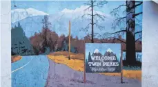  ??  ?? Das bekannte Schild „Welcome to Twin Peaks“ist auf die Hausfassad­e gemalt.