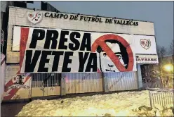  ??  ?? Pancarta contra Presa aparecida ayer en el Estadio de Vallecas.