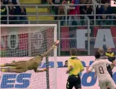  ?? LAPRESSE ?? 1 Adem Ljajic segna il vantaggio del Torino nel derby con una punizione a giro all’incrocio dei pali REUTERS
2 Gianluigi Donnarumma vola a intercetta­re il tiro di Perotti in Milan-Roma
3 Manuel Pasqual realizza con un gran sinistro di prima la rete...