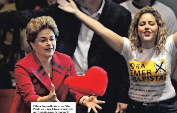  ??  ?? Dilma Rousseff esteve em São Paulo na terça-feira em ação dos movimentos pró-democracia