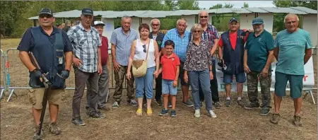  ?? ?? Le maire, Gilles Lagauzère, entouré des membres du club