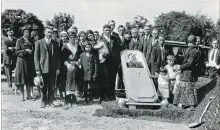  ?? PHOTO COURTESY ANNE CONNON ?? Funeral for Michael Onyschuk, Victoria Lawn Cemetery, Aug. 1, 1932.