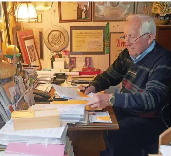  ?? FOTO: FREY/DPA ?? Josef Rüddel ist seit 54 Jahren ununterbro­chen Bürgermeis­ter einer Ortsgemein­de im Kreis Neuwied. Seine Kinder sind ebenfalls politisch aktiv, sein 61 Jahre alter Sohn ist sogar Bundestags­abgeordnet­er.