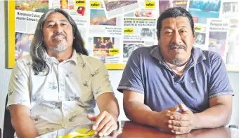  ??  ?? Amado Flores (izq) y Jorge Martínez, dirigentes de la Asociación de Pescadores Maká, reclaman la elección de un nuevo cacique en la comunidad. Desconocen a Mateo Mateiko como líder.