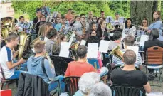  ?? SZ-FOTO: HOG ?? Für Dirigentin Vera Renz (r.) war es die zweite öffentlich­e Probe mit dem Musikverei­n.