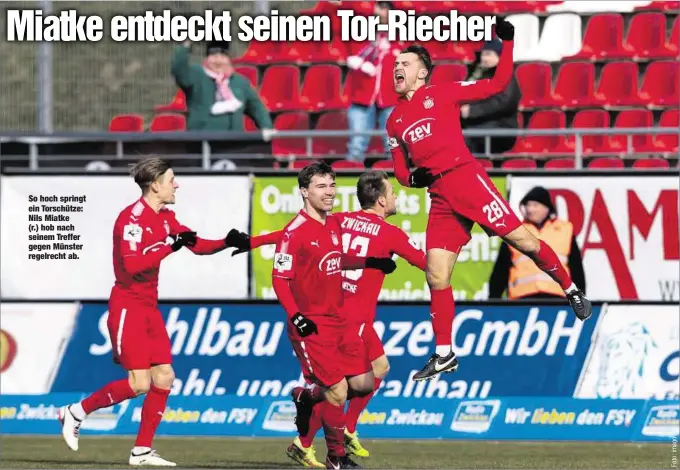  ??  ?? So hoch springt ein Torschütze: Nils Miatke (r.) hob nach seinem Treffer gegen Münster regelrecht ab.