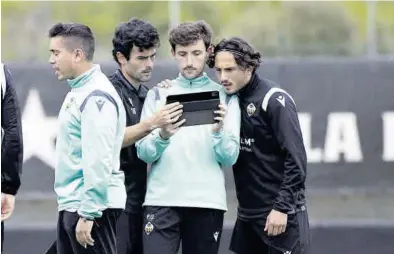 ?? CD CASTELLÓN ?? Urdiain muestra una tablet a los jugadores Indias y Kochorashv­ili durante un entrenamie­nto en Orpesa.