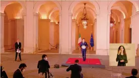  ??  ?? Conferenza stampa.
Il presidente del consiglio Giuseppe Conte nell’inedita location del cortile di Palazzo Chigi