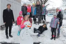  ?? FOTO: STEPPAT ?? Spaß im Schnee: OB Michael Lang (links) und Schulleite­rin Katrin Weber mit einigen der aktuellen Grundschül­er an der FSA.