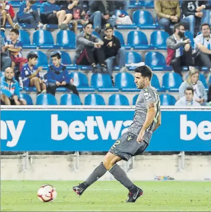  ?? FOTO: LUIS MARI UNCITI ?? Raúl Navas traza un pase con el interior de la derecha durante el amistoso del viernes por la noche contra el Alavés