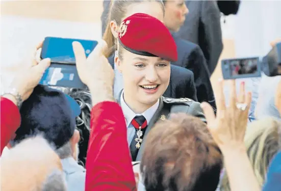  ?? ?? Cercanía. La princesa Leonor se acercó a saludar a los ciudadanos que la esperaban en la plaza del Pilar