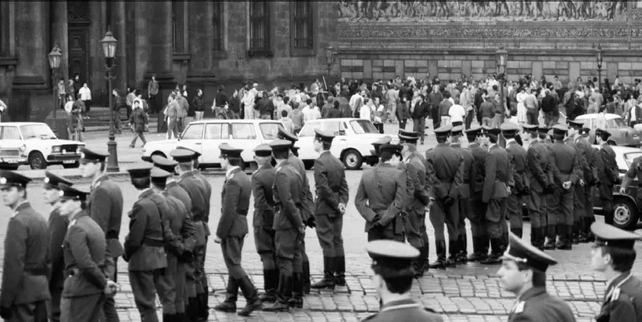  ?? ?? Dresden, 8. Oktober 1989: Eine Polizeiket­te riegelt den Theaterpla­tz ab, um eine Demonstrat­ion zu verhindern.