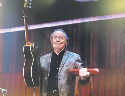  ?? Foto: tv3 ?? Serrat, el día 23 al final de su último concierto con la guitarra del hombro y cogiendo con la otra mano el taburete de Bocaccio