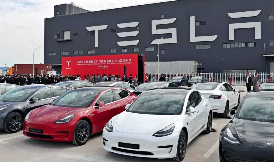  ??  ?? Tesla Giga Shanghai holds a ceremony for China-made Model 3 vehicles exporting to Europe on October 26, 2020.