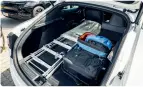  ??  ?? ▶ Bagsaedepl­adsen er fornem i Model S, men siddehynde­n er naesten helt flad.
▶ Med 745 liter er her masser af plads. Der er også et mindre bagagerum foran.