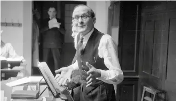  ?? ?? Sir William Mckie, the organist of Westminste­r Abbey, rehearsing for the big day